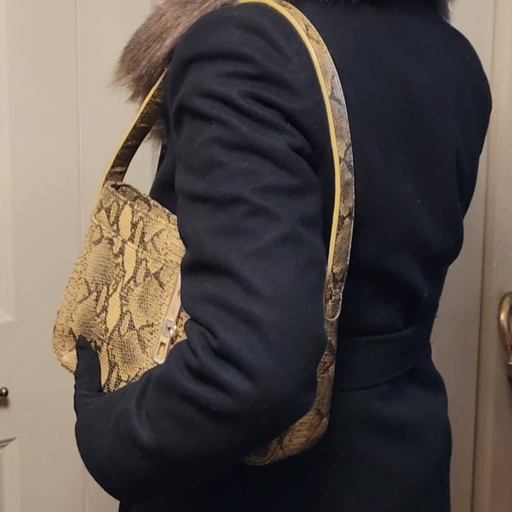 Salvatore Ferragamo Yellow and Black Snakeskin-Print Shoulder Bag - Picture 10 of 10